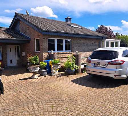 Viersen-Dülken, Bungalow mit Dreifachgarage + Gartenparadies sowie Altbestand ( EFH )