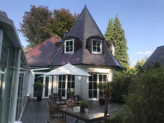 Geräumige, preiswerte 4-Zimmer-Villa mit luxuriöser Innenausstattung und EBK in Hamburg Schnelsen