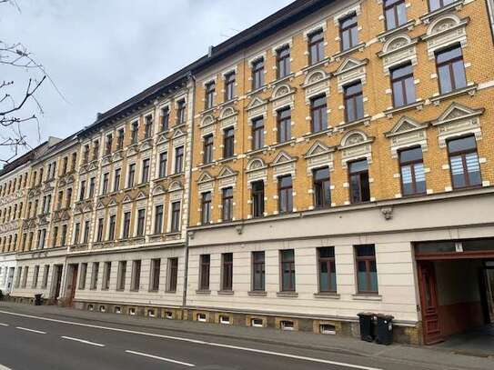 schöne 1 Raumwohnung mit offener Küche, Bad mit Dusche und Fenster, neuer Laminatboden, Hochparterre