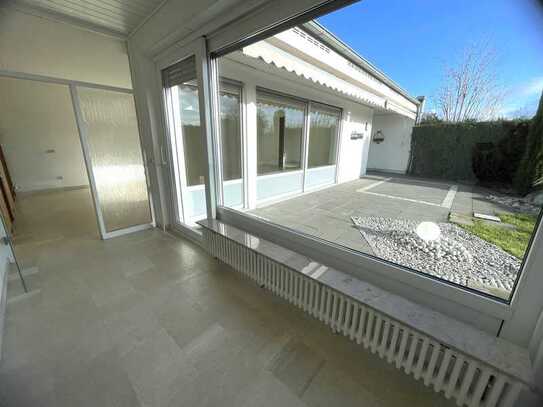 Wohnen auf einer Ebene! Schöner Winkelbungalow mit Südterrasse, Garten in ruhiger Feldrandlage