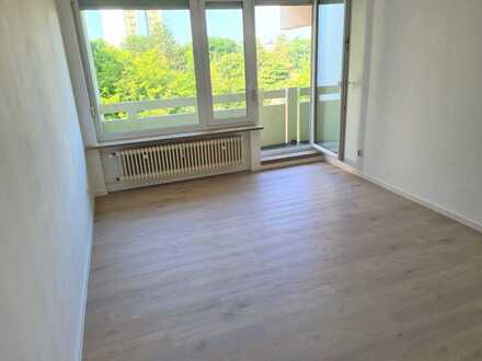 Modernisierte helle 2,5-Raum-Wohnung mit großem Balkon in Nbg.-Langwasser