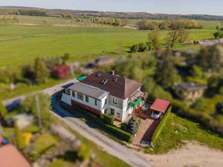 Besondere Alleinlage: Großes, renovierungsbedürftiges Einfamilienhaus mit viel Potenzial