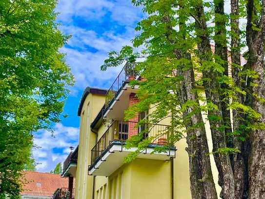 SEHR CHARMANT! 3 Zimmer ETW mit großem Balkon und Blick ins Grüne