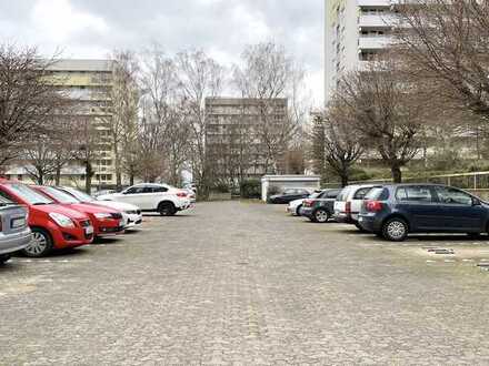 Zu vermieten: Ein Parkplatz im Hof eines Mehrfamilienhauses.