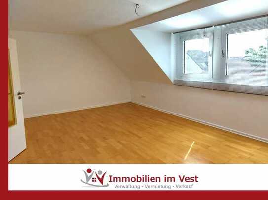 ***gemütliche Dachgeschosswohnung mit Einbauküche in ruhiger Lage***