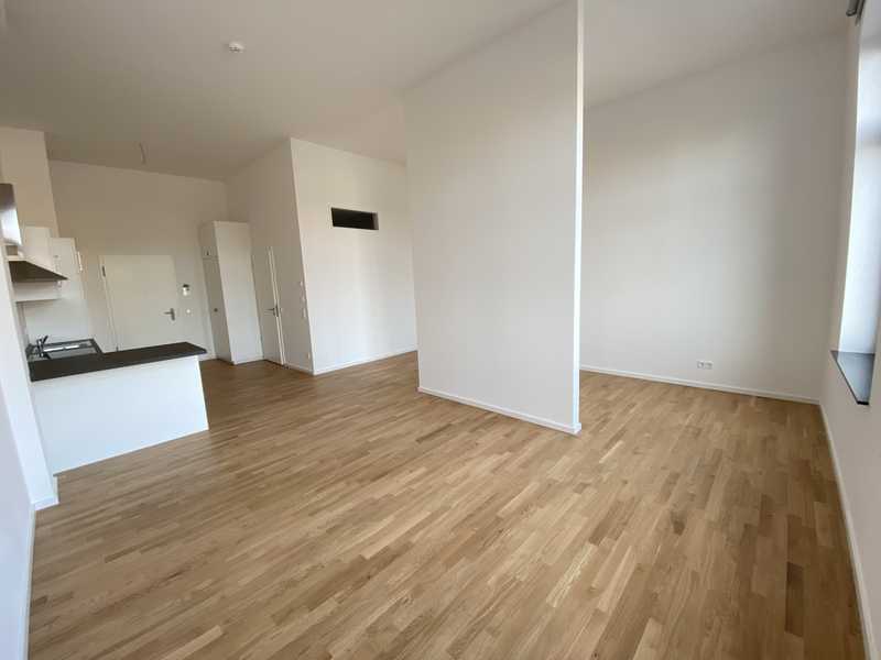 Sehr ruhige 1,5-Raum Wohnung mit hohen Decken -sehr hell- direkt an der Spree!!!