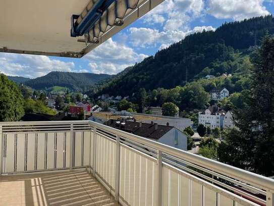 Helle, gepflegte 4-Zimmer-Wohnung mit sonnenverwöhntem Balkon und EBK in Schramberg