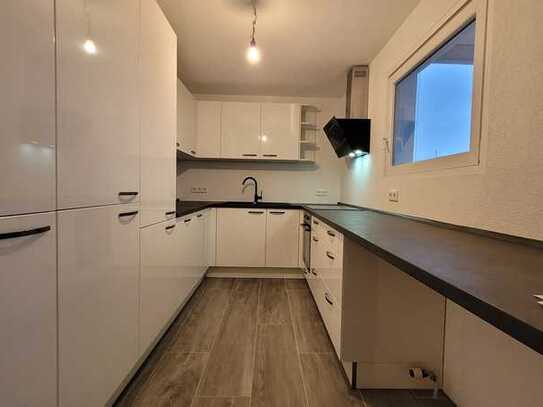 kernsanierte Penthouse-Wohnung mit neuer Einbauküche