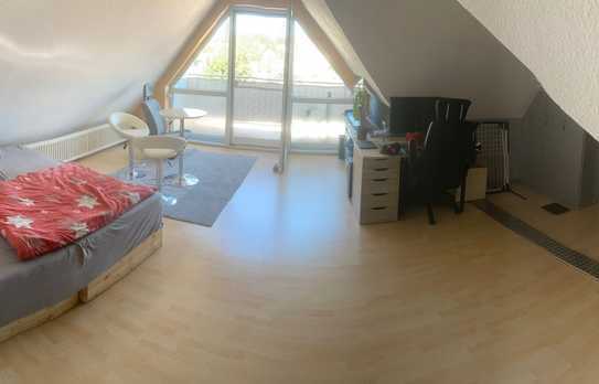 Gepflegte 1-Zimmer-Dachgeschosswohnung mit Balkon und Einbauküche in Bretten-Büchig