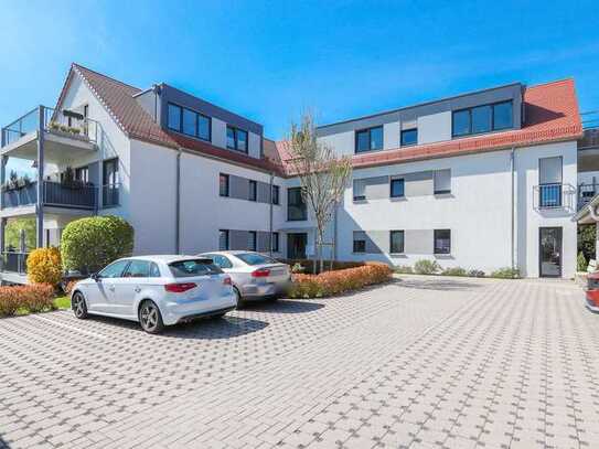 +++ Energieeffizienter Neubau! - 5-Zimmer-Gartenwohnung mit Deckenkühlung, Carport und Ausblick +++