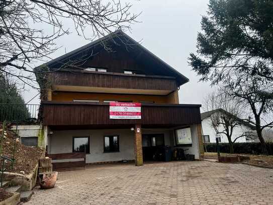 großes Einfamilienhaus mit Einliegerwohnung