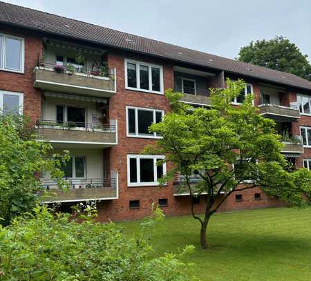 Kernsanierte schöne Altbauwohnung 2,5 Zimmer mit Südbalkon und Parkblick