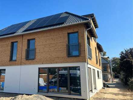 Großzügige & energieeffiziente Doppelhaushälfte aus Holz in exklusiver Wasserlage