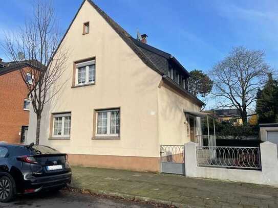 Freistehendes Einfamilienhaus mit Garage
in 47228 Duisburg-Oestrum/Grenze Bergheim