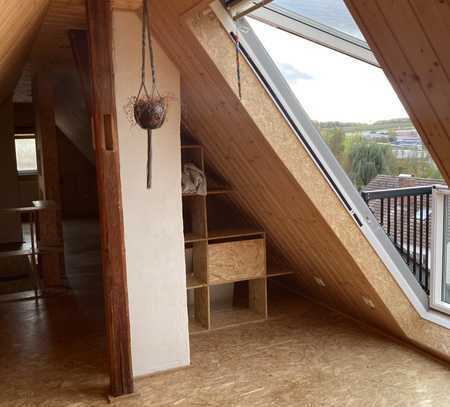 Dachgeschoss-Wohnung mit drei Zimmern sowie Dachgalerie und EBK in Heilbronn-Biberach