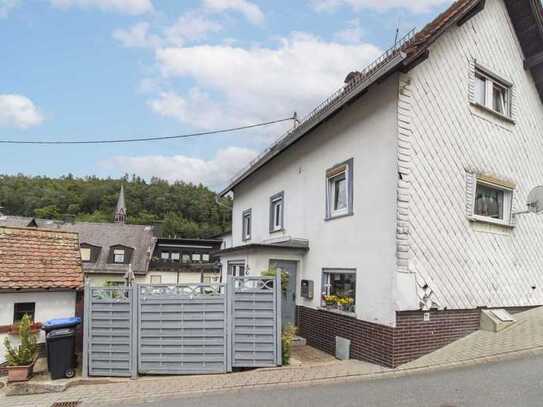 Kommen Sie in den Genuss von kompaktem Wohnen: EFH mit Garten und Garage in Schmitten