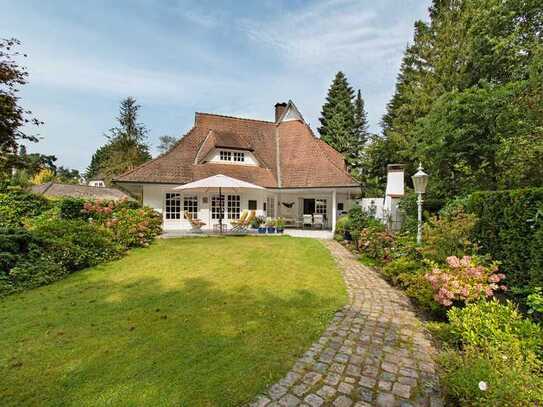 Beeindruckende Landhausvilla in Traumlage & vielen Finessen am Waldrand von Quickborn-Heide