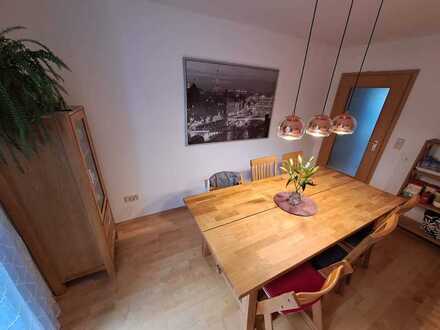 5 Zimmer Etagenwohnung mit 2 Balkonen, Autostellplatz und Kellerraum
