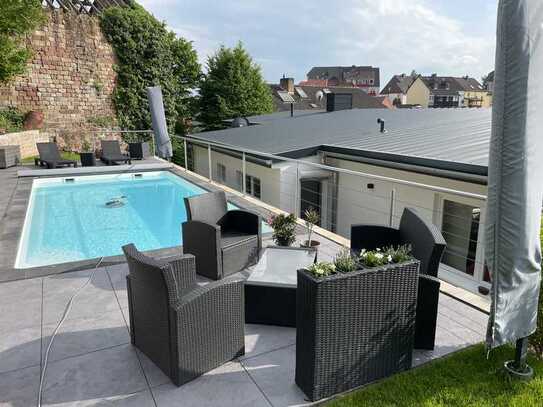Außergewöhnliche Wohnung mit beheiztem Pool in guter Lage