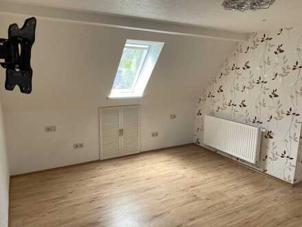 Gemütliche 2,5-Zimmer-Wohnung, teilmöbliert mit Balkon und Einbauküche - Rüttmannsdorf