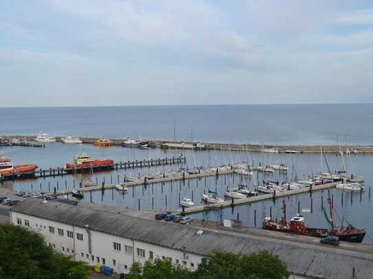 Für das noble Wohngefühl: schickes Penthouse in der ersten Reihe über dem Segelhafen!