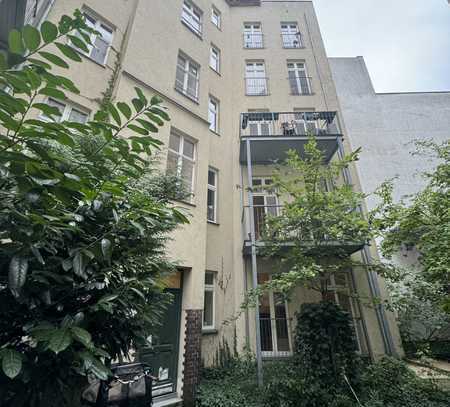 Stilvolle 2,5-Raum-Maisonette-Wohnung mit Balkon und EBK in Berlin Mitte