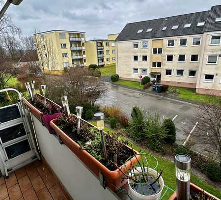 Einziehen und wohl fühlen!!Großzügige 3-Zimmer Etagenwohnung mit Balkon, Stellplatz und Einbauküche!