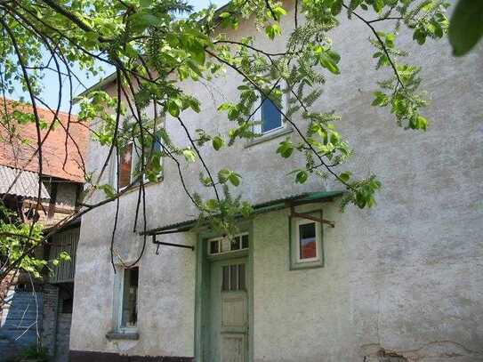 Hofreite mit Nebengebäuden und Garten