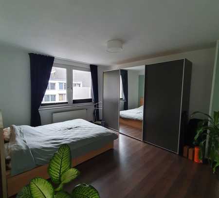 Zwischenmiete 3 Monate, Stilvolle 2-Zimmer-Wohnung mit Balkon und Einbauküche in Düsseldorf