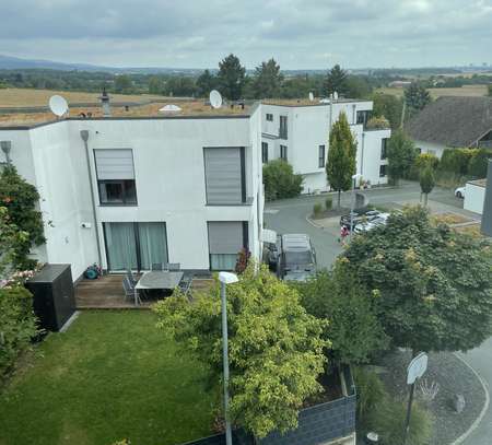 Neuwertige Wohnung in begehrter Lage zu Feld und Wald m. drei Zimmern sowie Balkonen/ EBK in Hofheim