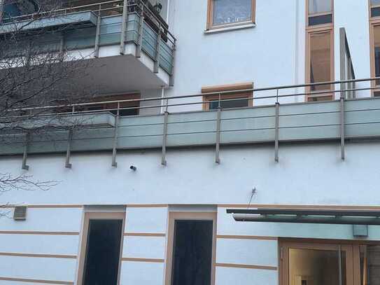 Exklusive, gepflegte 3-Zimmer-Wohnung mit Balkon und Einbauküche in München Maxvorstadt