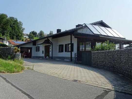 Einfamilienhaus mit Einliegerwohnung mit unverbaubarer Aussicht in ruhiger sonniger Lage!