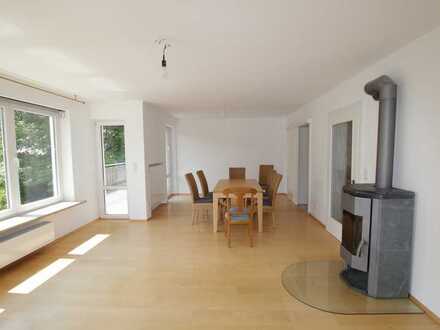 Helle und großzügige 2,5 Zimmer Wohnung mit Balkon inkl. Stellplatz und Kellerabteil in Stockdorf