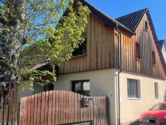Modernisiertes Zweifamilienhaus mit Nebengebäude, Hof und Garten