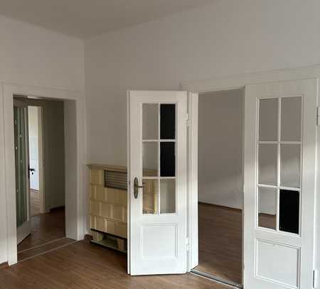 Helle 3-Raum-Wohnung mit Balkon im 1. Obergeschoß im Denkmal