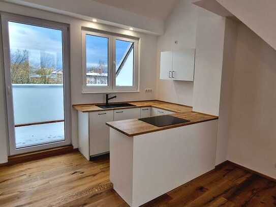 Altbau mit Skylineblick in Niederrad; Klimatisierte Loft mit Loggia