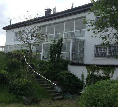 Villa auf sehr großem Grundstück.