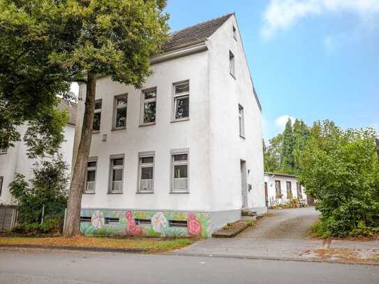 Zweifamilienhaus mit Werkstatt / Atelier, Garagen und Garten im Solinger Süden