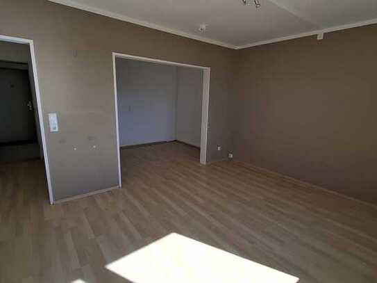 Helle 1-Zimmer-Whg mit Schlafnische und Balkon !