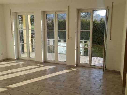 3 Zimmer Wohnung in Gunzenhausen. Wohnzimmer mit Terrasse und Gartenzugang zur allgemeinen Nutzung