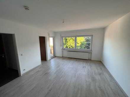 Stilvolle, geräumige und sanierte 1-Zimmer-Wohnung mit Balkon und Stellplatz in Hemsbach