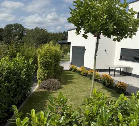 Modernes Architektenhaus mit luxuriöser Ausstattung, großzügigen Terrassen und naturnaher Lage