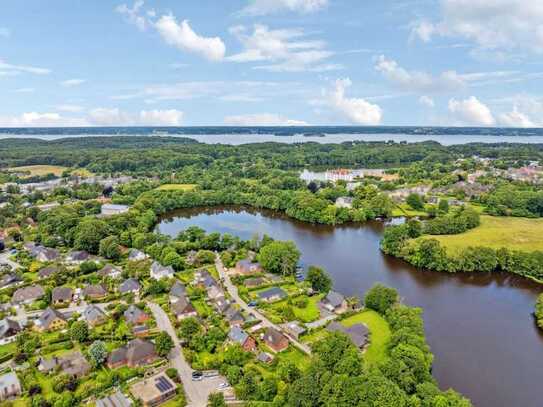 Modernisiertes Einfamilienhaus mit herrlichem Garten zum Mühlenteich und Baulücke in begehrter Lage