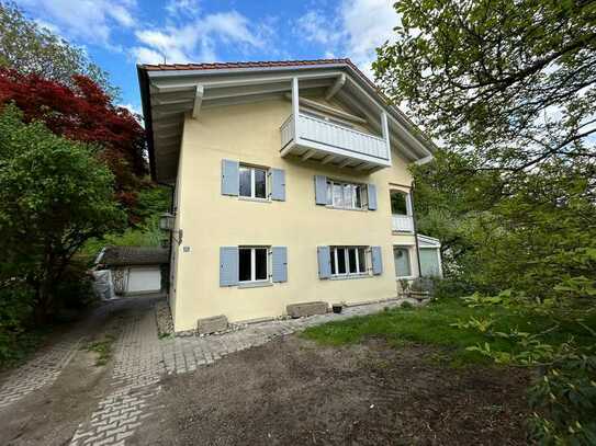 Moderne 2-Raum-Dachgeschosswohnung mit Balkon und Einbauküche in Neubeuern