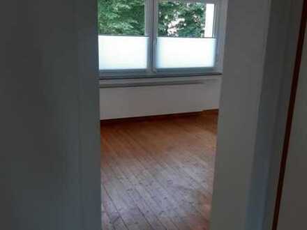 Geschmackvolle Wohnung mit drei Zimmern sowie Balkon und Einbauküche in Langenfeld