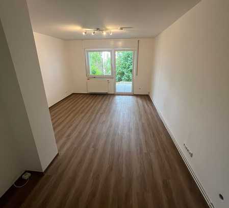 Stilvolle und vollständig renovierte 1-Zimmer-Wohnung mit Terrasse und Garten in Wiesbaden