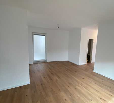 Zentral! Hochwertig sanierte 2 Zimmer Wohnung mit guter Raumaufteilung. Separater Eingang