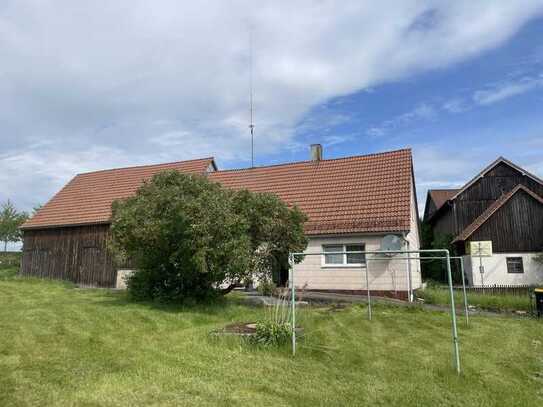 Günstiges und stark renovierungsbedürftiges Einfamilienhaus mit Scheune, Sandsteinkeller und Brunnen