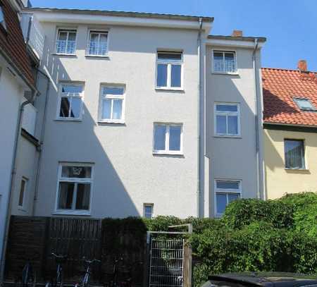 Nette 1-Zimmerwohnung mit Balkon und EBK im renovierten Altbau Zentrum.