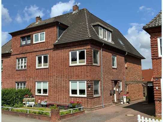 HUSUM/NORDSEE zentrumsnah: Solides Wohnhaus mit 3 vermieteten Einheiten in beliebter ruhiger Lage!